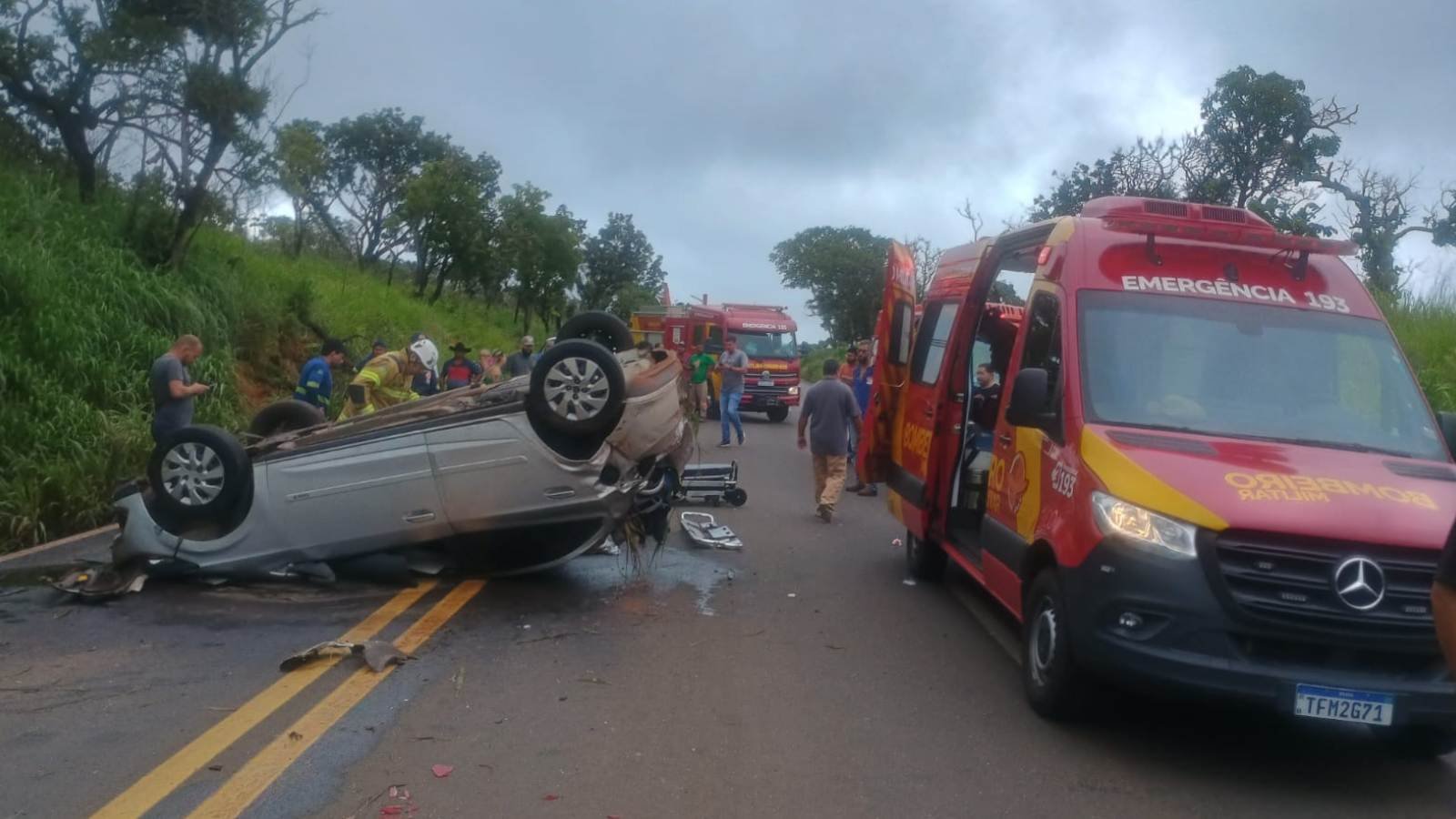 Acidente entre carreta e carro deixa três feridos na BR-364, em Mineiros