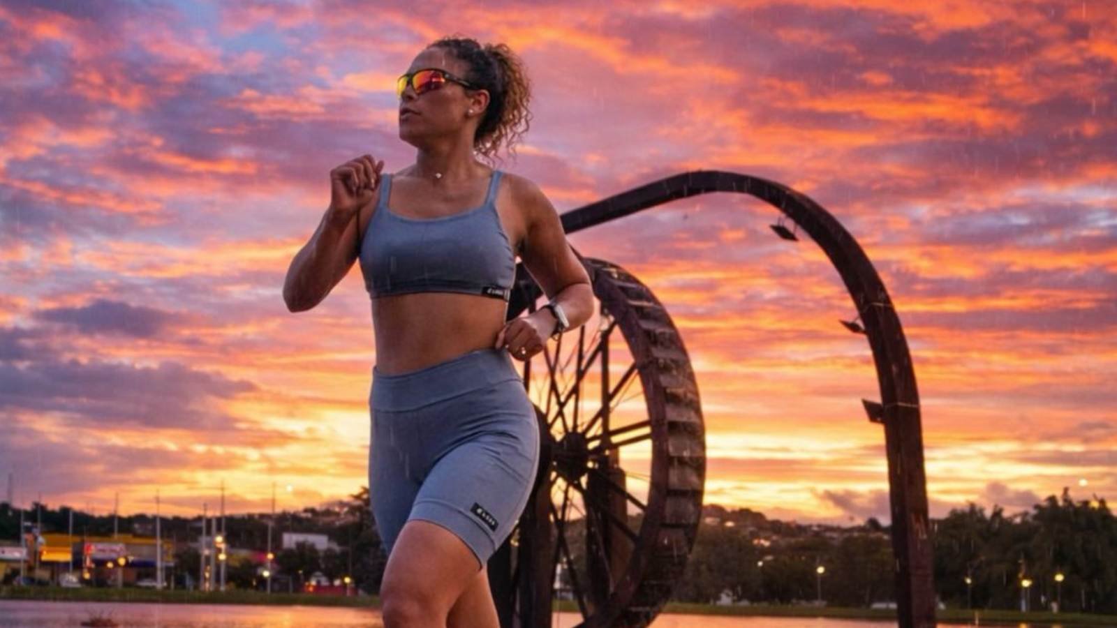 Pessoa praticando corrida em espaço urbano ao entardecer, atividade física que exige cuidados para preservar a saúde