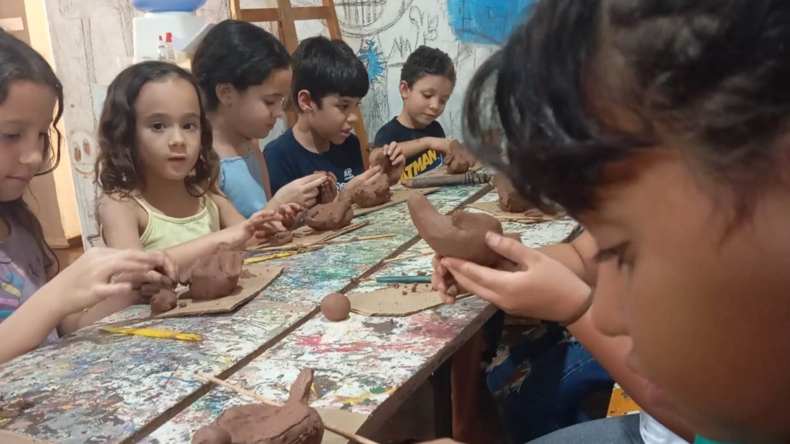 Projeto Criança Faz Arte promove oficina de modelagem em argila no MAC, em Jataí